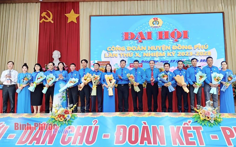 Gần 26 tỷ đồng tặng quà, học bổng cho con em công đoàn viên, người lao động