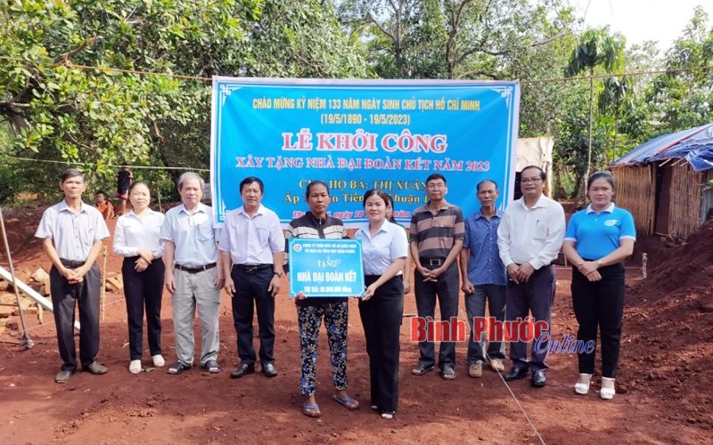 Đồng Phú khởi công xây dựng 2 căn nhà đại đoàn kết