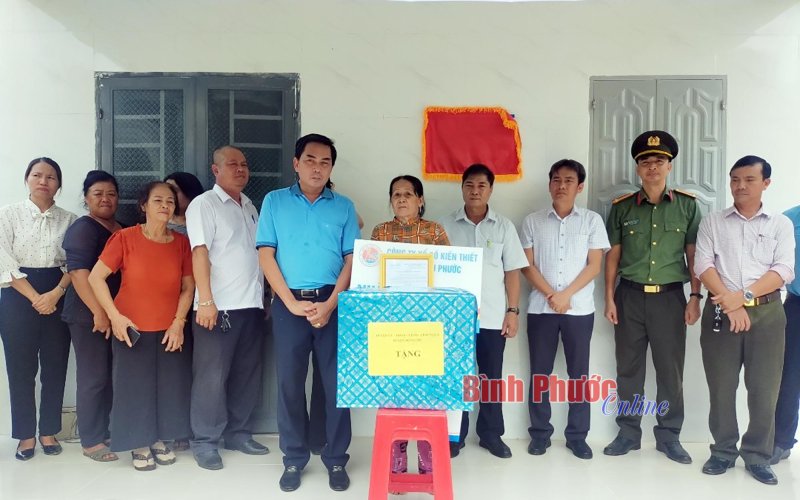 Đồng Phú: Thêm 2 căn nhà đại đoàn kết tặng hộ nghèo