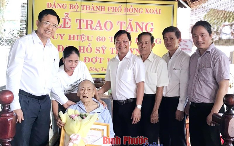 Đồng Xoài: Trao Huy hiệu 60 năm tuổi Đảng tại nhà cho đảng viên