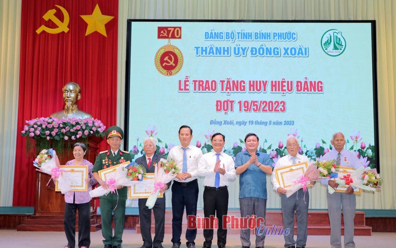 Đồng Xoài trao Huy hiệu Đảng đợt 19-5 và tuyên dương điển hình làm theo Bác
