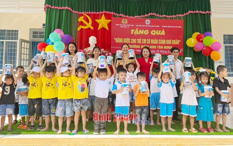 Hội Chữ thập đỏ tỉnh tặng quà học sinh mầm non khó khăn