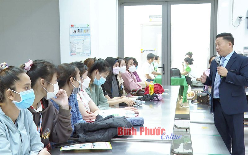 Hơn 100 công nhân nữ được tập huấn chăm sóc sức khỏe tiền sinh sản