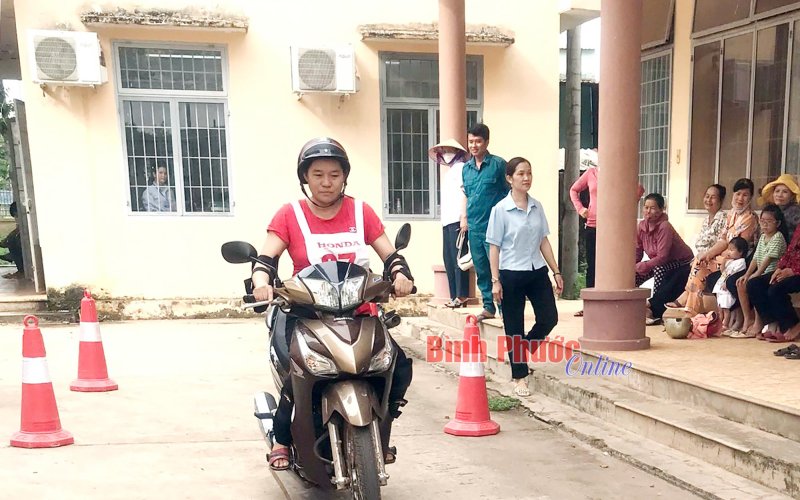 Hơn 150 phụ nữ được truyền thông, tư vấn về an toàn giao thông