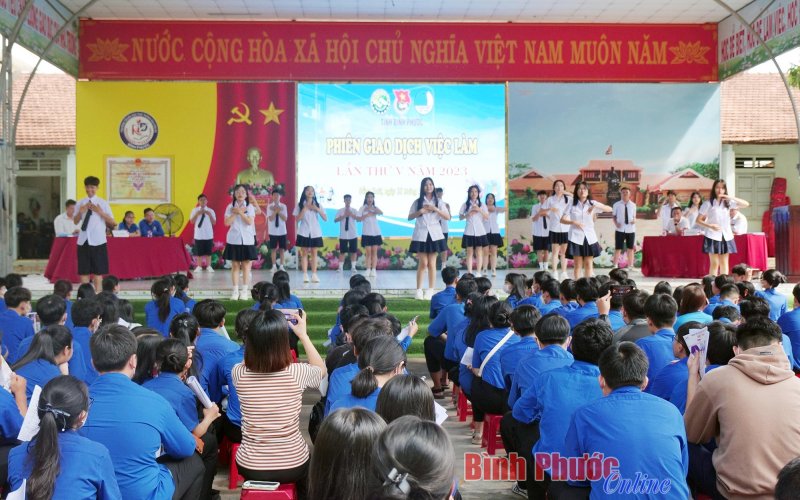 Hơn 500 đoàn viên thanh niên, học sinh tham gia phiên giao dịch việc làm