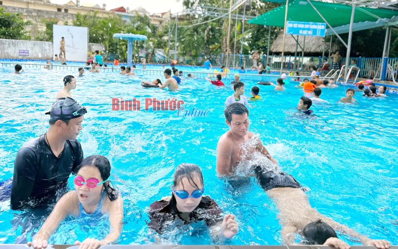 Khóa bơi miễn phí dành cho học sinh hoàn cảnh khó khăn
