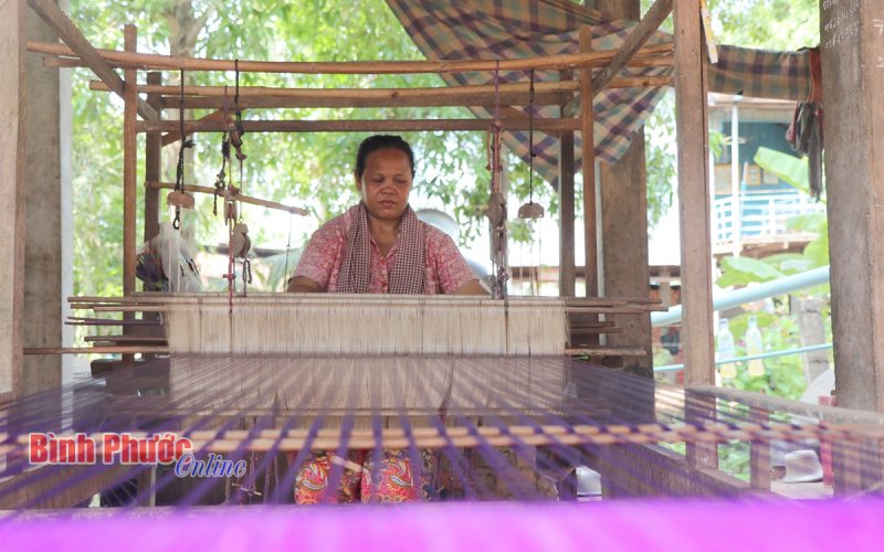 Đặc sắc làng nghề dệt khăn Krama