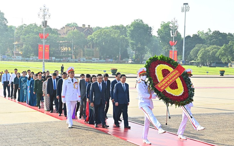 Lãnh đạo Đảng, Nhà nước và thành phố Hà Nội vào Lăng viếng Chủ tịch Hồ Chí Minh