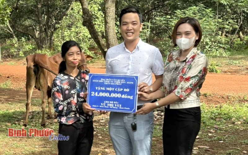 Lãnh đạo huyện Bù Đăng vận động tặng bò giống cho hộ nghèo