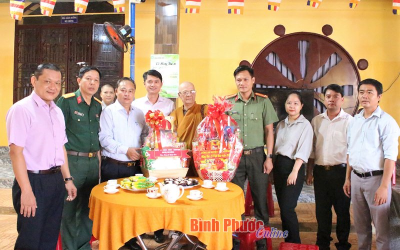 Lãnh đạo huyện Phú Riềng chúc mừng Đại lễ Phật đản năm 2023