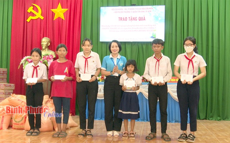 Lộc Ninh: 150 phần quà tặng hộ dân hoàn cảnh khó khăn