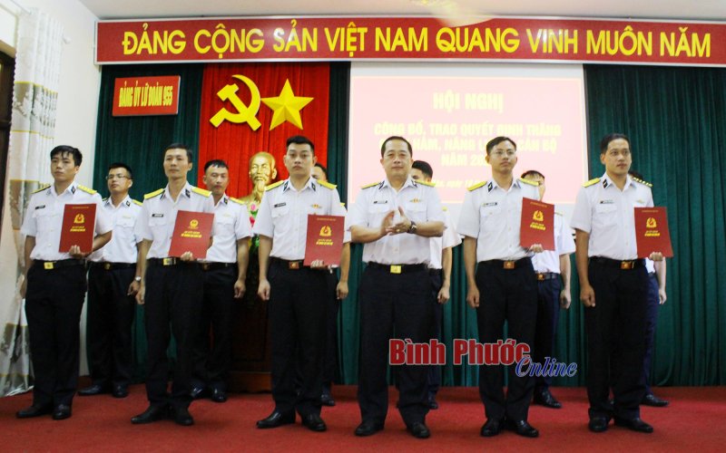 Lữ đoàn 955: Trao quyết định thăng quân hàm, nâng lương cho 42 sĩ quan