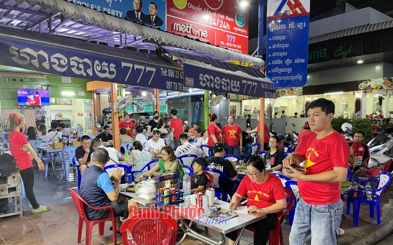 Nhà hàng tại Phnom Penh diện đồng phục Việt Nam cổ vũ U22