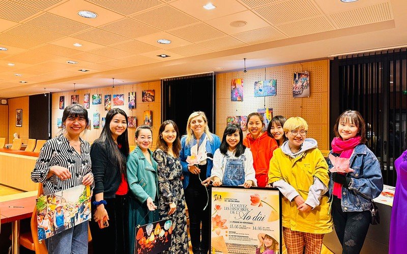 Nhiều hoạt động quảng b&aacute; &aacute;o d&agrave;i tại Ph&aacute;p