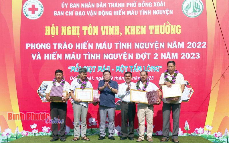 Những người “mê” hiến máu