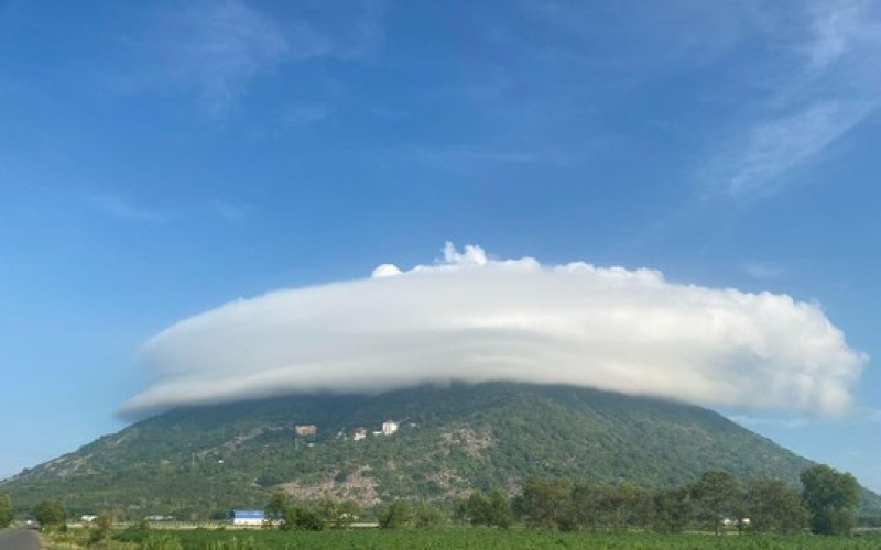 Núi Bà Đen tiếp tục xuất hiện “đĩa bay mây” khiến du khách thích thú