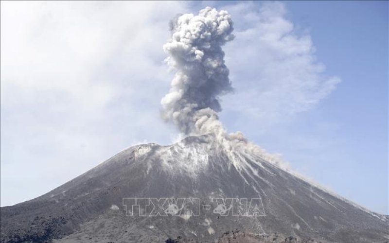 Núi lửa Anak Krakatau tại Indonesia phun trào