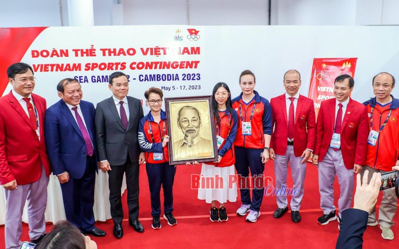 Phó Thủ tướng Chính phủ thăm, động viên đoàn thể thao Việt Nam tham dự SEA Games 32