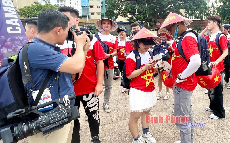 Phóng viên Bình Phước tác nghiệp trước trận chung kết bóng đá nữ Việt Nam - Myanmar