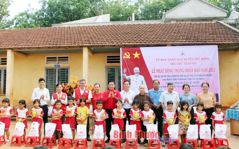 Phú Riềng: 50 phần quà tặng người có hoàn cảnh khó khăn