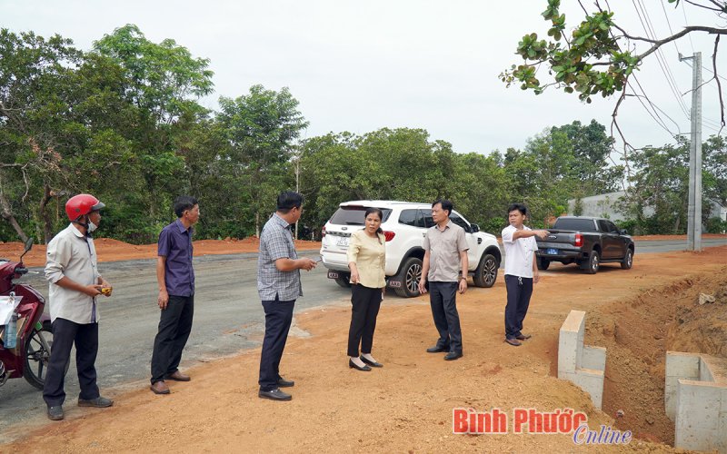 Phú Riềng: Lãnh đạo huyện kiểm tra thực tế một số tuyến đường giao thông