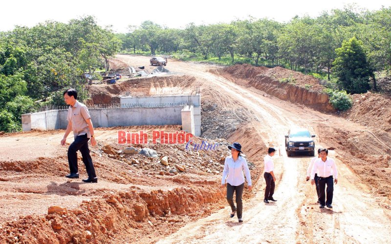 Phú Riềng: Lãnh đạo huyện kiểm tra tiến độ và chất lượng các công trình trên địa bàn