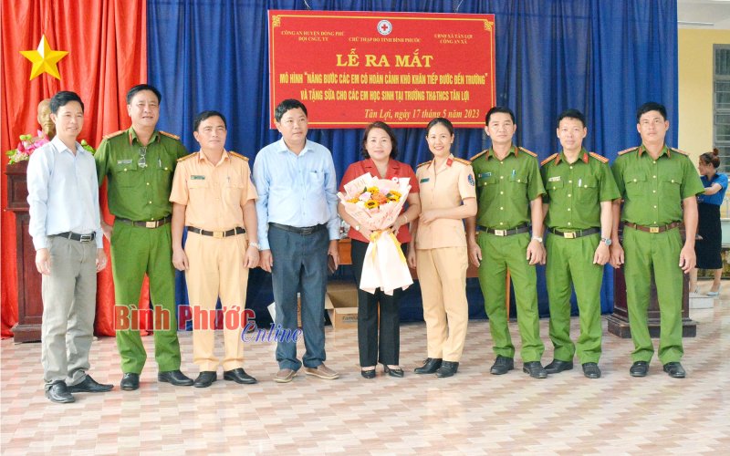 Ra mắt mô hình nâng bước các em đến trường