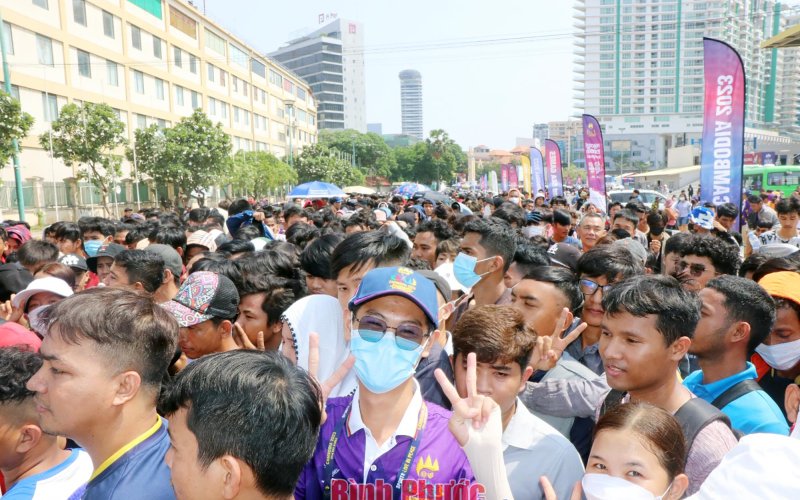 SEA Games 32: Choáng với cảnh CĐV Campuchia đội nắng gần 40 độ “săn” vé