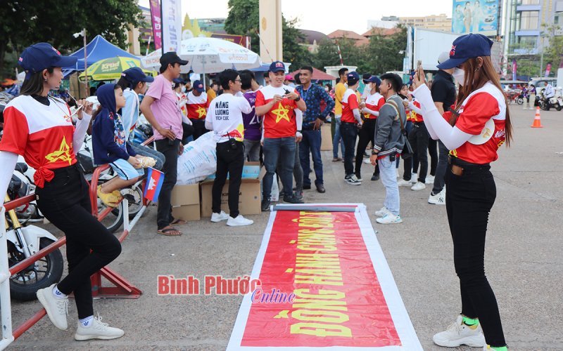 SEA Games 32: Cổ động viên khí thế đến Sân Olympic cổ vũ tuyển nữ Việt Nam tranh huy chương vàng