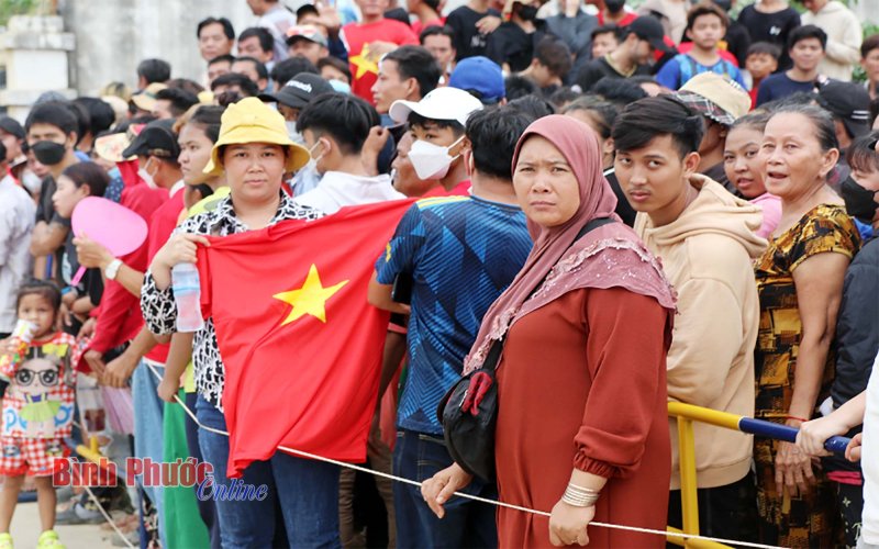 SEA Games 32: Cổ động viên Việt Nam và Malaysia đội mưa đến cổ vũ đội nhà