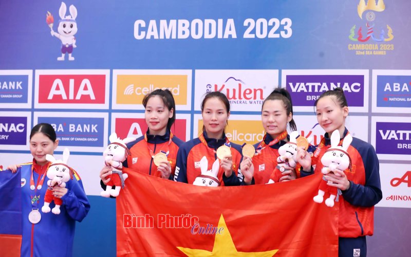 SEA Games 32: Đồng đội nam - nữ kumite Việt Nam đăng quang