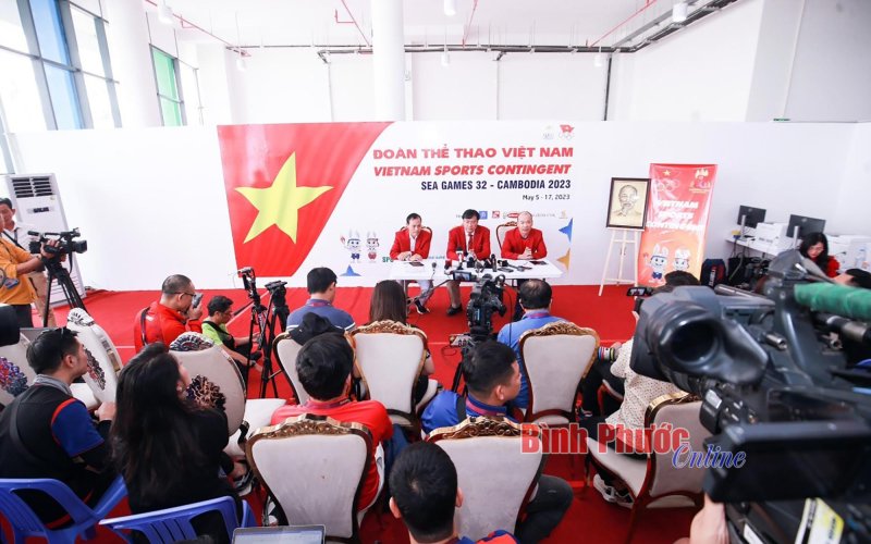 SEA Games 32: Lãnh đạo đoàn thể thao Việt Nam gặp mặt phóng viên báo chí