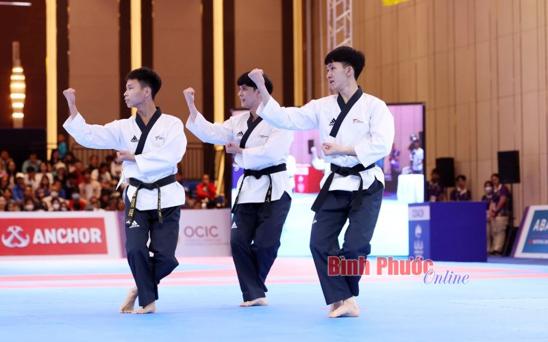 SEA Games 32: Taekwondo Việt Nam đoạt huy chương vàng quyền tiêu chuẩn đồng đội