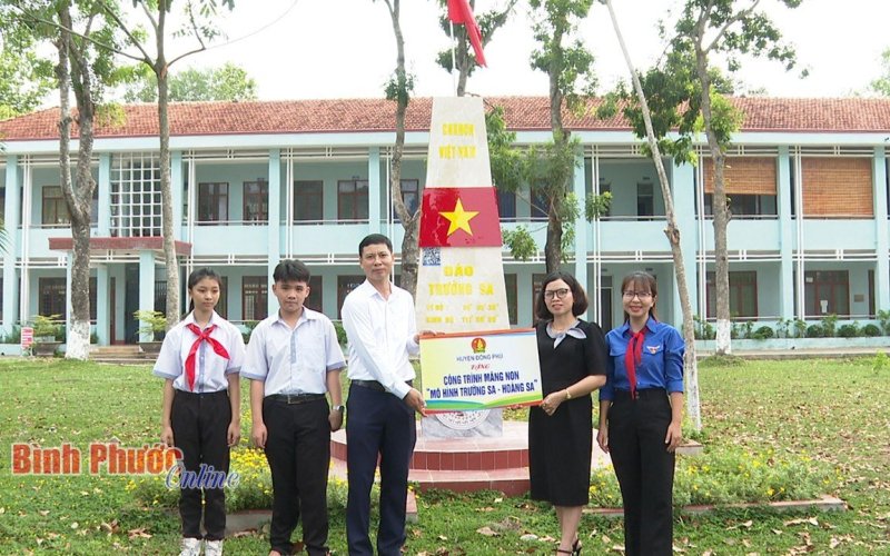 Trao công trình măng non mô hình cột mốc Hoàng Sa - Trường Sa tại huyện Đồng Phú