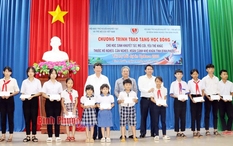 Trao tặng 50 suất học bổng cho học sinh khuyết tật, mồ côi