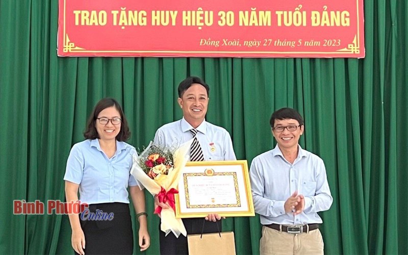 Trao tặng huy hiệu Đảng cho đảng viên Công ty cấp thoát nước Bình Phước