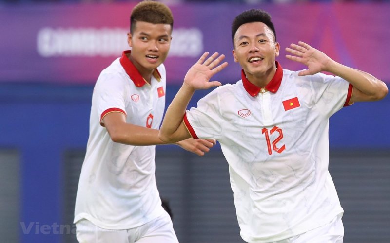 U22 Việt Nam vươn lên dẫn đầu bảng B SEA Games 32