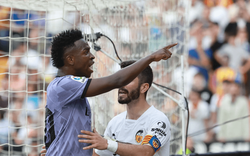 Vinicius bị phân biệt chủng tộc: Bắt giữ 7 người, UEFA họp khẩn