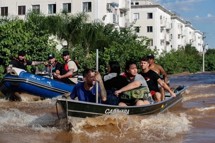 100 người đã thiệt mạng và trăm nghìn ngôi nhà bị phá hủy do mưa lũ ở Brazil