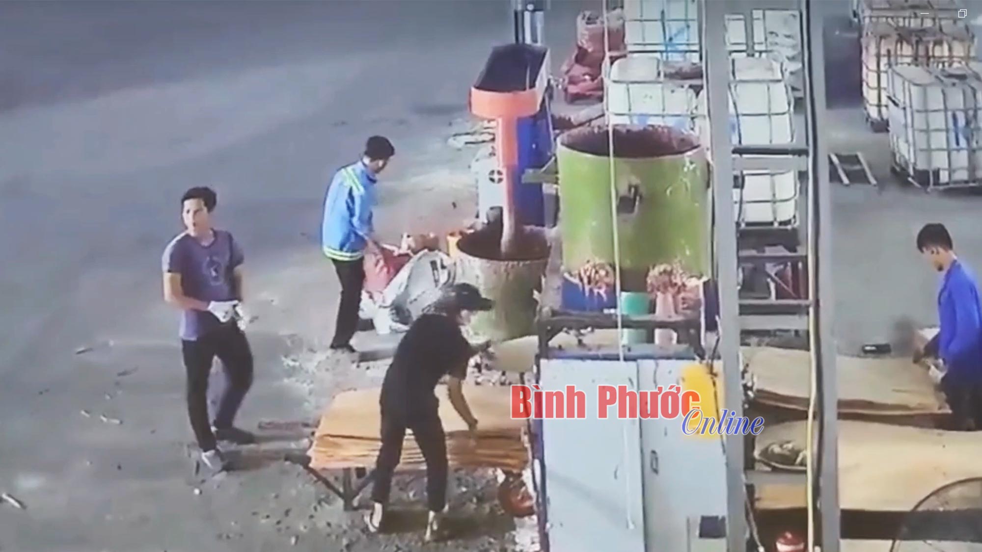 Bình Phước: Nam công nhân bị cuốn vào máy trộn đứt 2 ống chân và 1 cánh tay