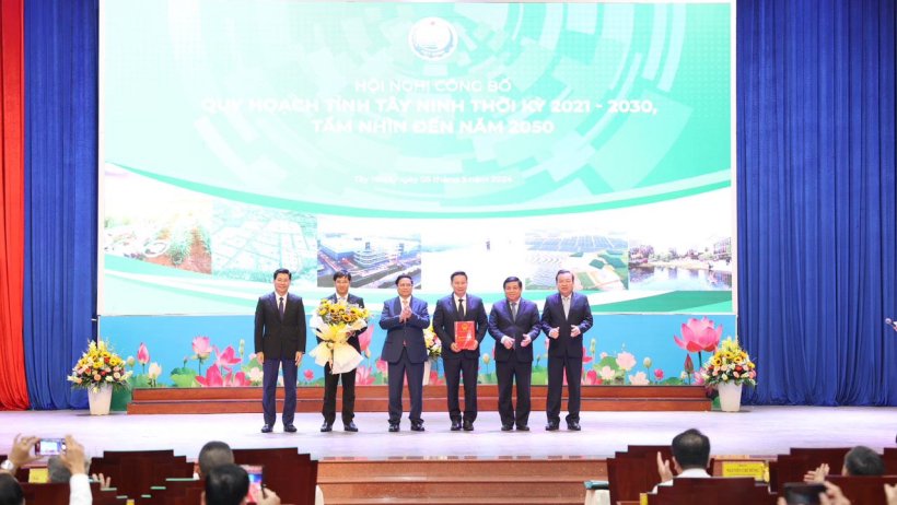 Chủ tịch Tập đoàn Hùng Nhơn chia sẻ về mô hình kinh tế xanh trong nông nghiệp tại lễ công bố quy hoạch tỉnh Tây Ninh