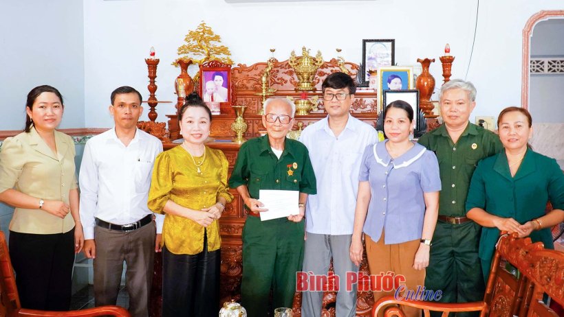 Lãnh đạo tỉnh Bình Phước thăm, tặng quà chiến sĩ Điện Biên tại thị xã Bình Long