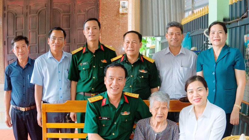 Lãnh đạo tỉnh thăm, tặng quà chiến sĩ Điện Biên tại huyện Hớn Quản