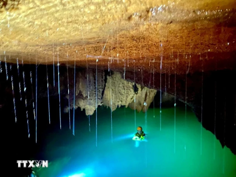 Phát hiện hồ nước 'lơ lửng' trong hang Thung ở Quảng Bình