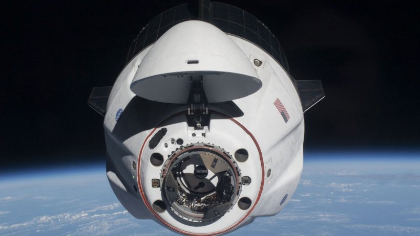 Tàu vũ trụ SpaceX Dragon trở về Trái Đất, mang theo các thí nghiệm khoa học giá trị