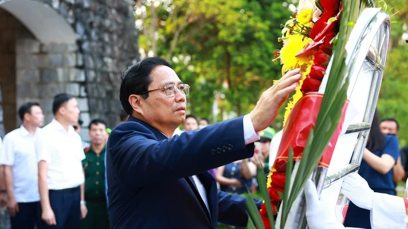 Thủ tướng dâng hương tưởng niệm các Anh hùng, Liệt sĩ tại Điện Biên Phủ