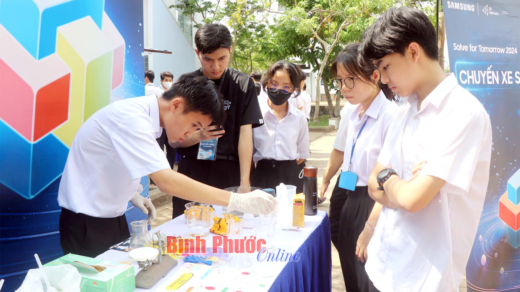 Trải nghiệm Roadshow “Xe buýt Solve for Tomorrow 2024”