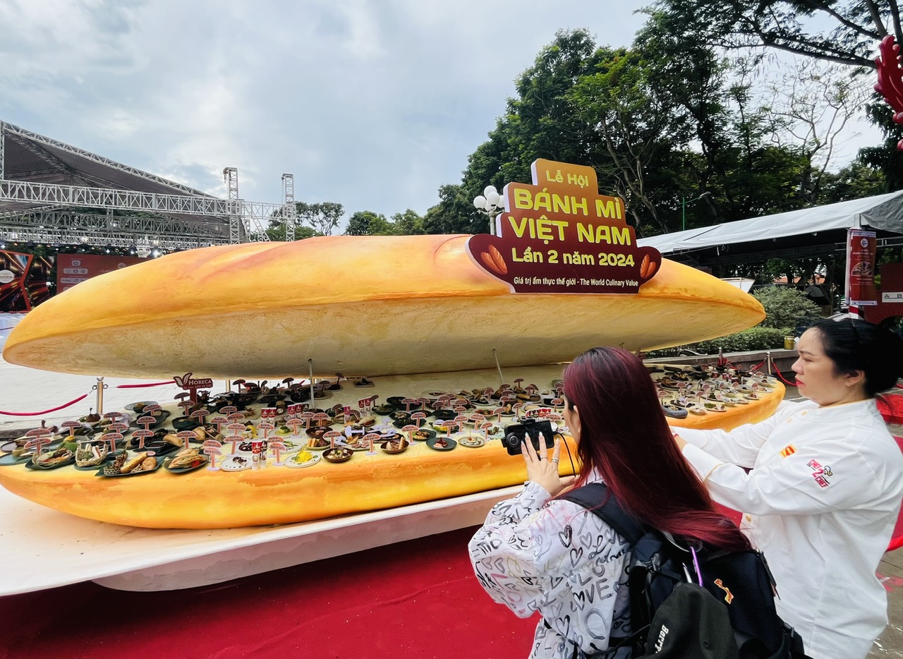 Xác lập kỷ lục hơn 150 món ăn đi kèm bánh mì tại Lễ hội Bánh mì Việt Nam