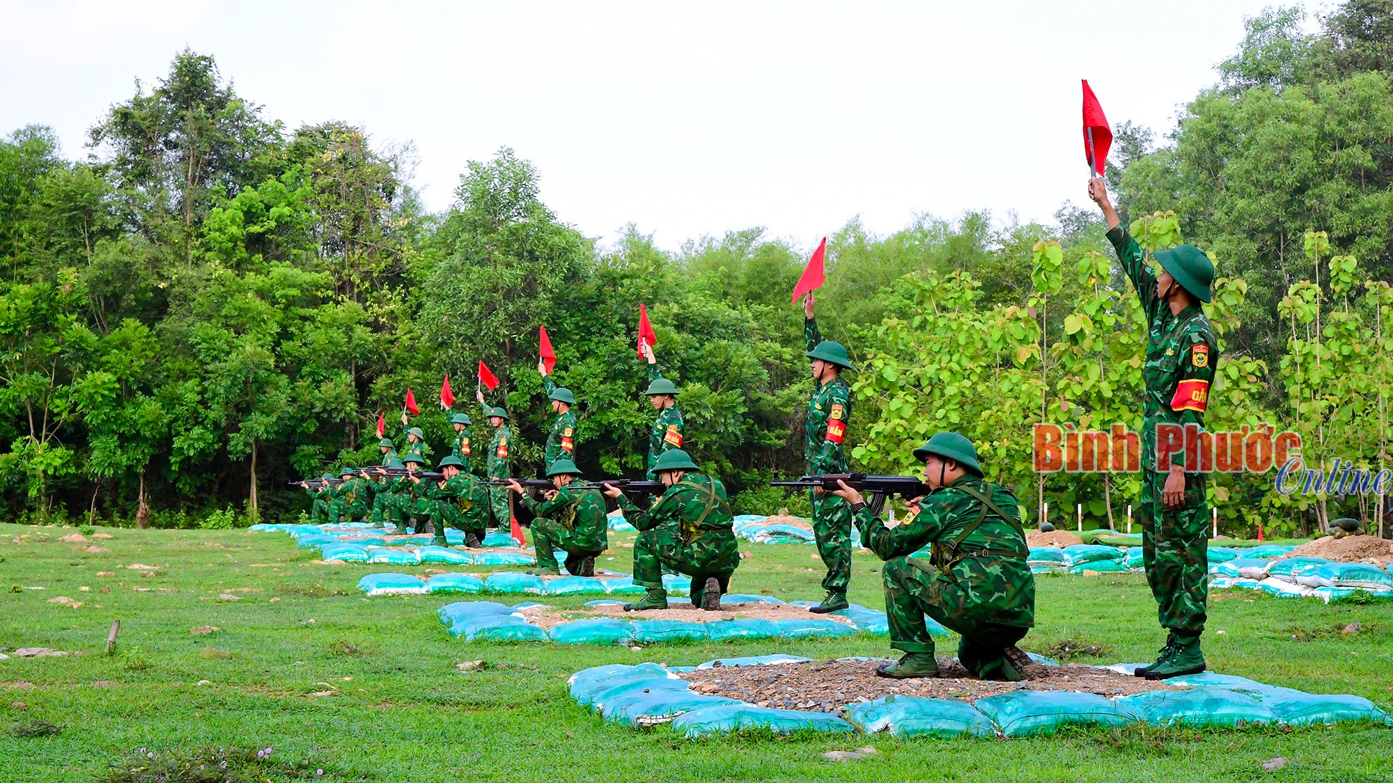 100% chiến sĩ mới hoàn thành kiểm tra 3 tiếng nổ
