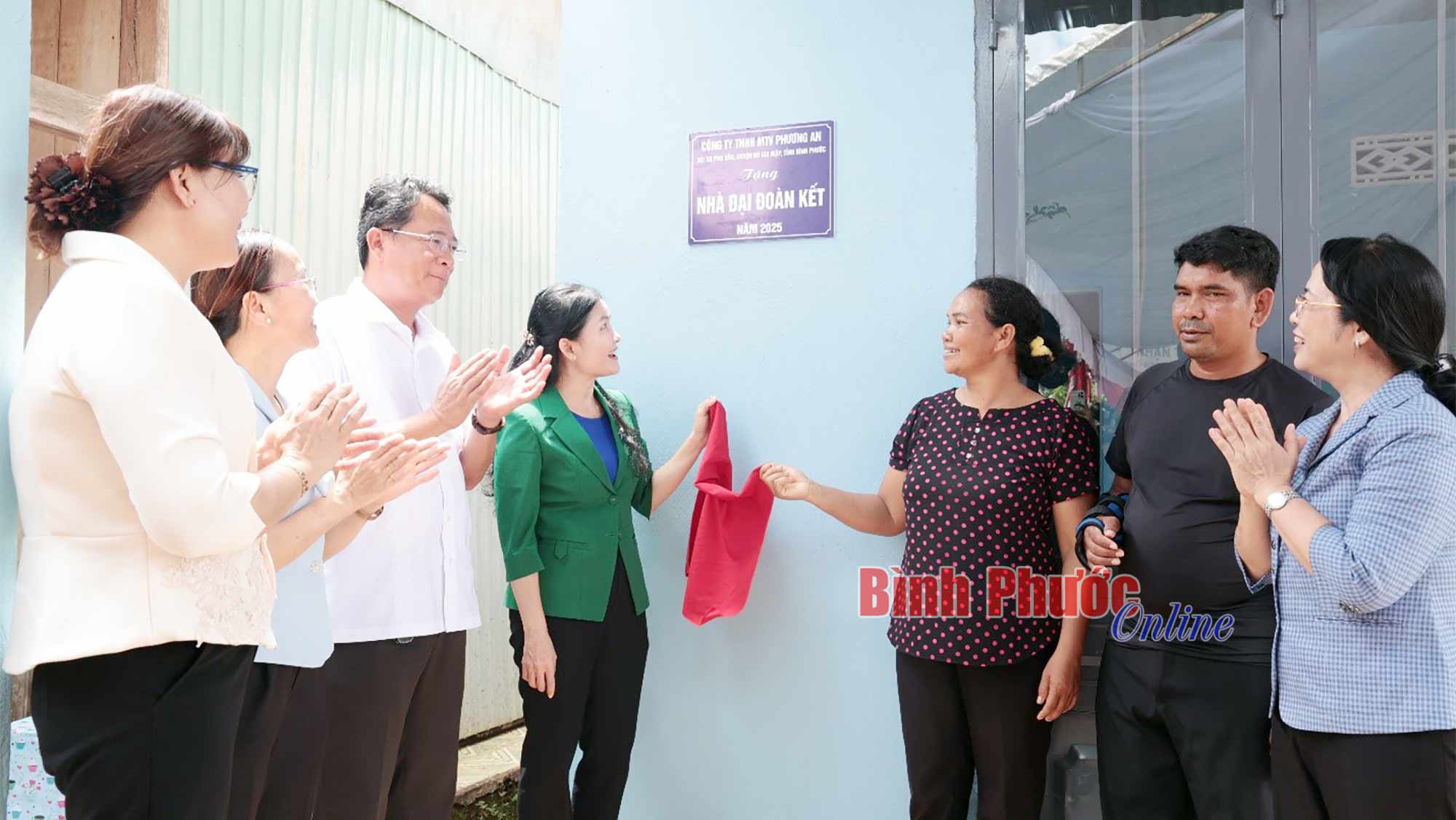 Bí thư Tỉnh ủy Bình Phước trao nhà đại đoàn kết tại huyện Bù Gia Mập
